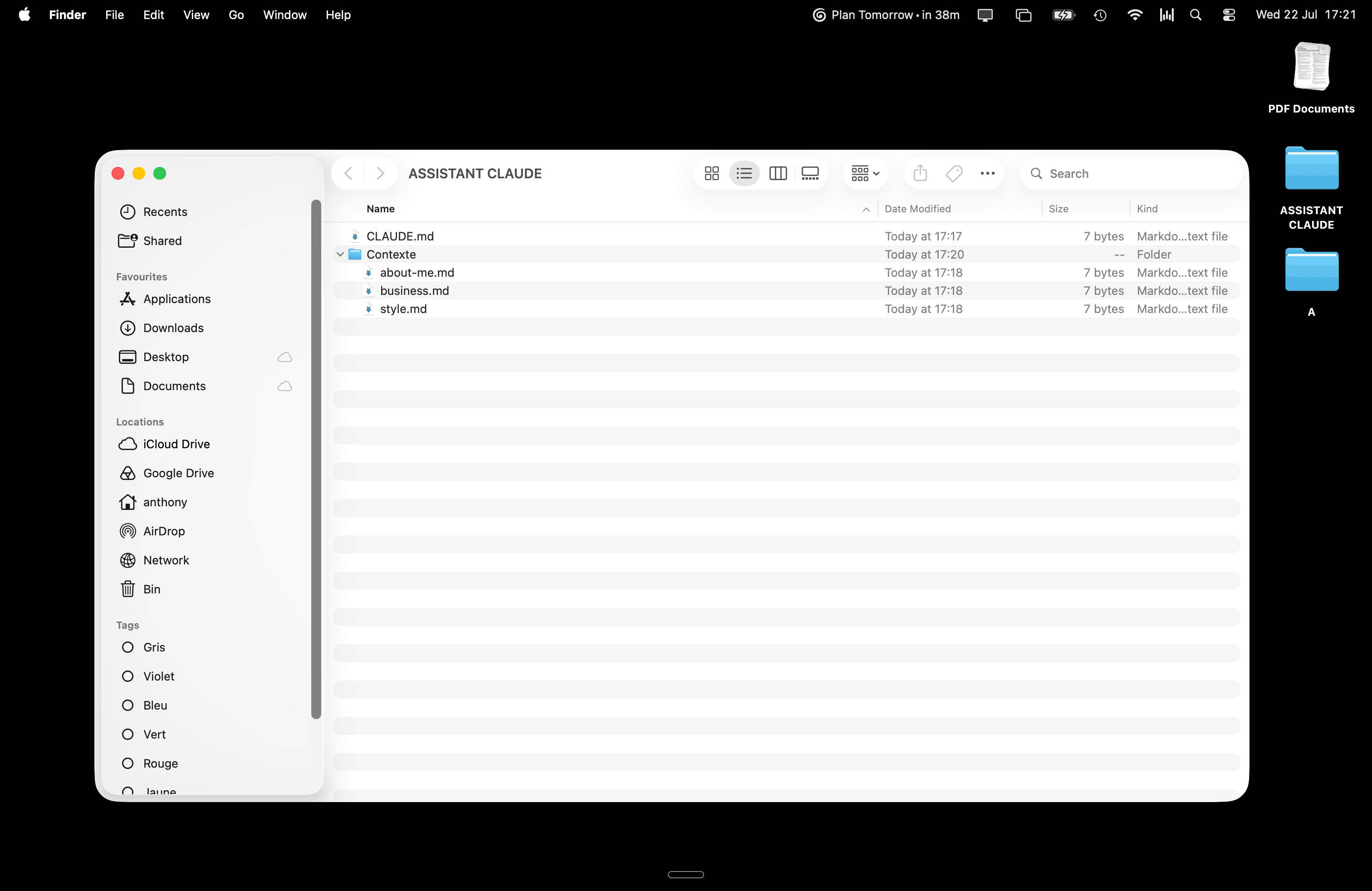 Le Finder montrant le dossier Contexte déplié avec about-me.md, business.md et style.md créés par Claude