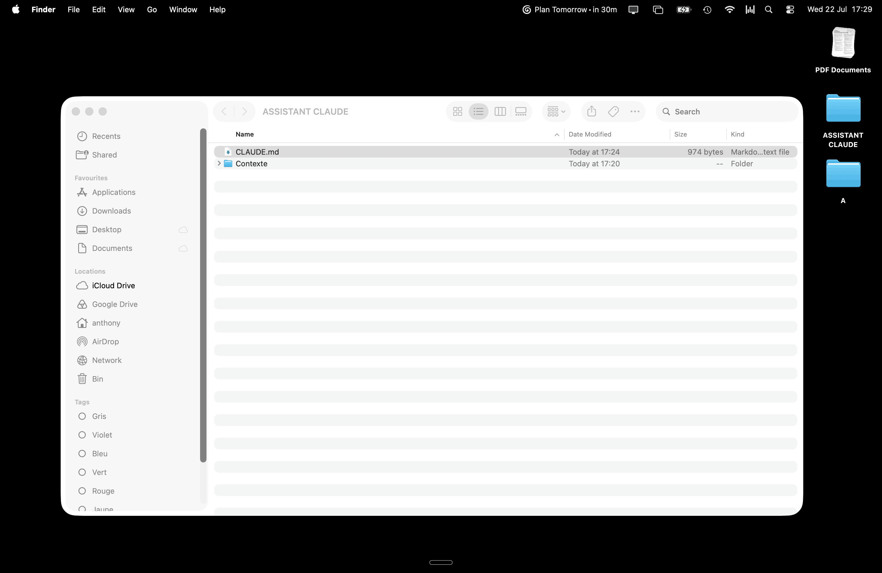 Le Finder montrant le dossier ASSISTANT CLAUDE avec, à l'intérieur, le fichier CLAUDE.md et le sous-dossier Contexte